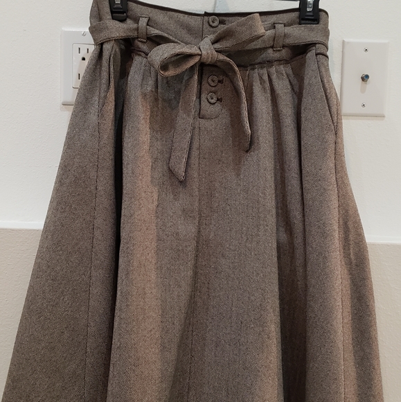 SOLD Banana republic size 2 brown skirt - Picture 2 of 3